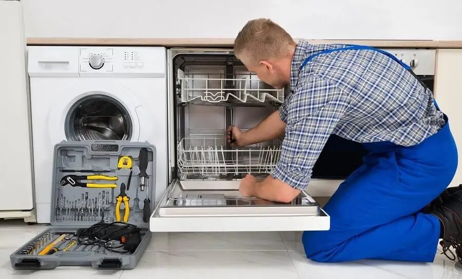 Adapazarı Luxell servisi teknisyen ekibi beyaz eşya tamiri yaparken
